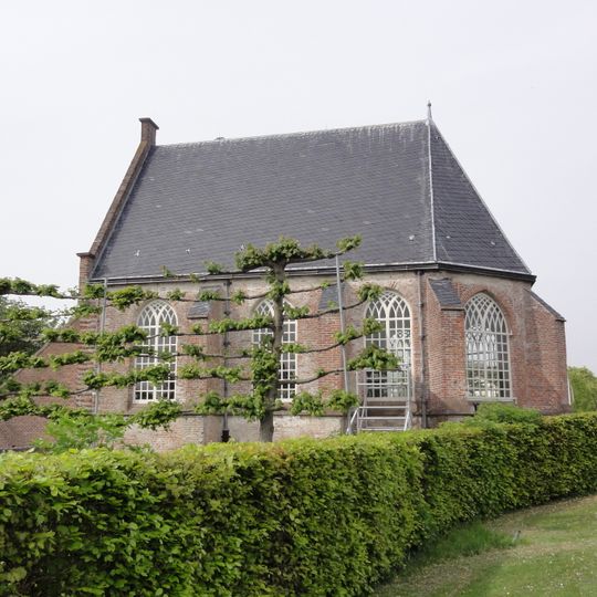 Hervormde Kerk. Koor van de gotische dorpskerk. Eenbeukig gepleisterd bouwwerk met driezijdige sluiting, gerestaureerd omstreeks 1964 na zware oorlogsschade