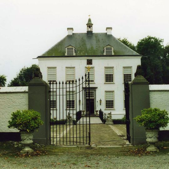 Kasteel Loon op Zand: tuinmuur met hek