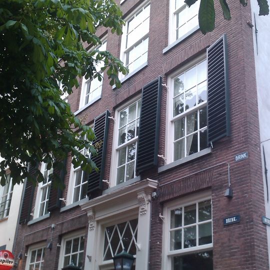 Huis met lijstgevel op natuurstenen plint