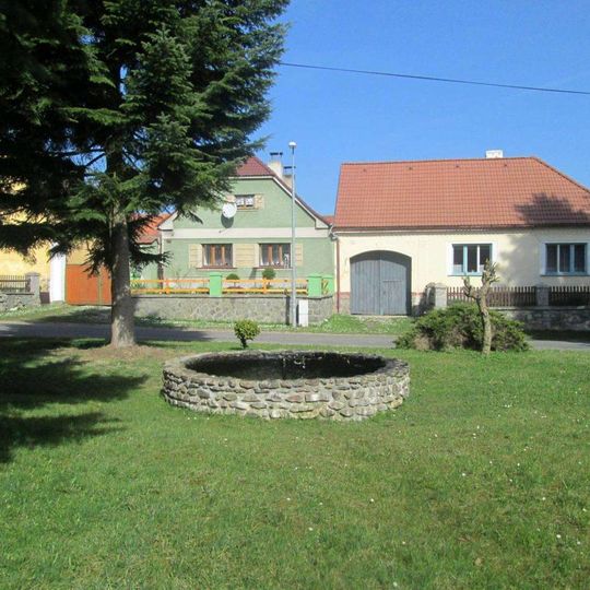 Kašna ve Veřechově na návsi