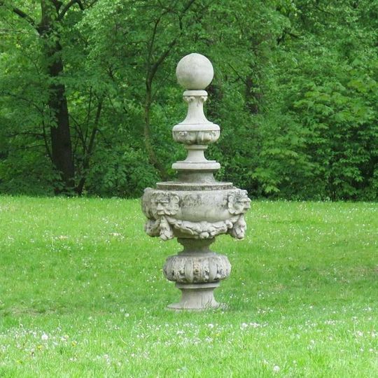 Dekorativní váza v teplickém zámeckém parku