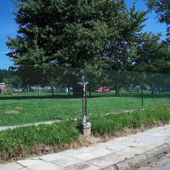 Kříž ve Chválkově u plotu