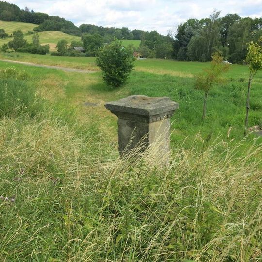 Podstavec ulomeného kovového kříže u silnice 13 v Huntířově