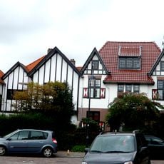 Half vrijstaand blok van drie herenhuizen