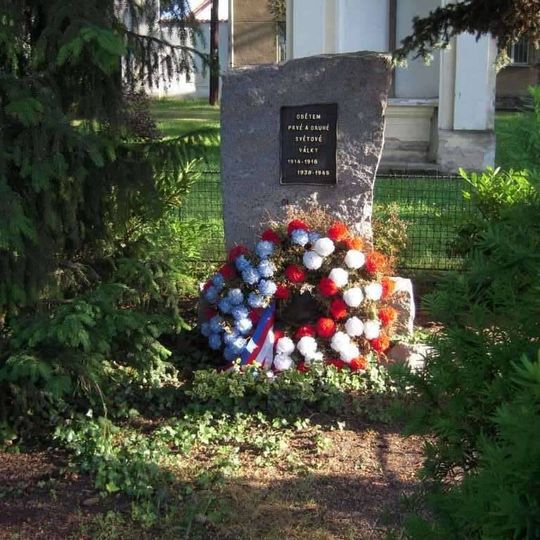 Pomník padlým v Jenštejně v parčíku před obecním úřadem