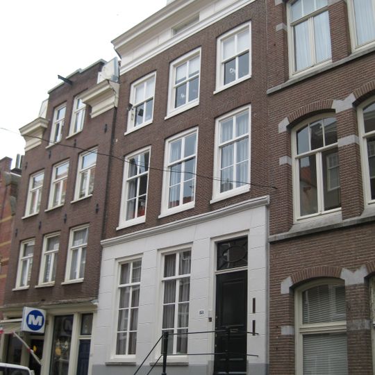 Pand met gevel onder rechte lijst waarboven een dakvoorschot