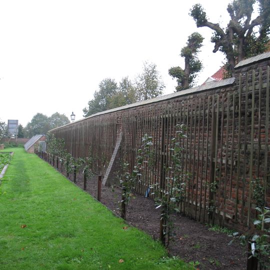 Muren om de grote moestuin