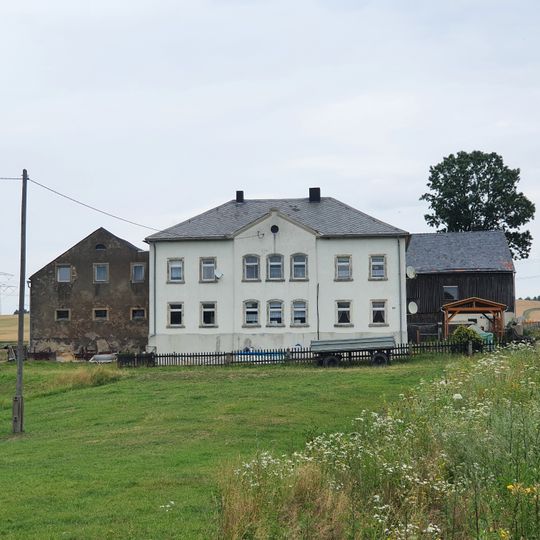 Wohnhaus und winklig angebautes Seitengebäude eines Dreiseithofes An der Wesenitz 24