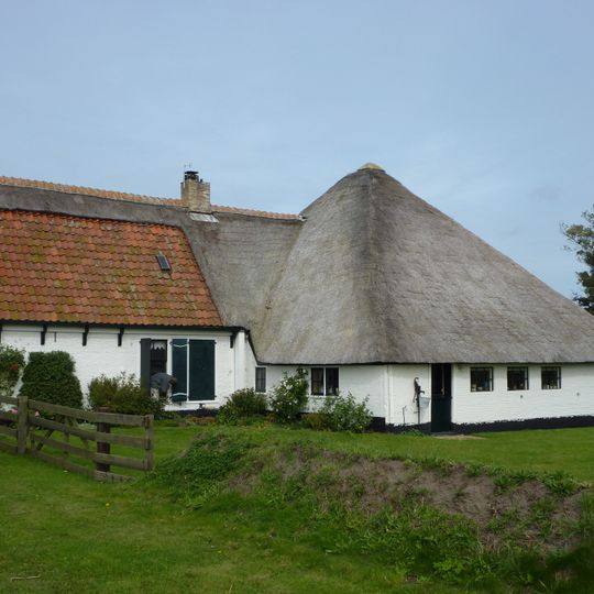 Enige der "zeven" huizen aan een dwarsweg even ten noorden van Oosterend gelegen dat nog intact is. Stolphoeve met lang voorhuis gesloten door houten voorschot met getoogd luik