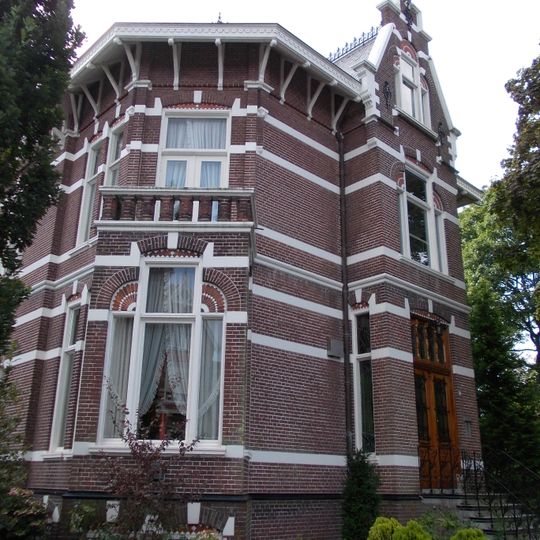 Villa in een Eclectische stijl met Chalet- en Art Nouveaustijl-elementen