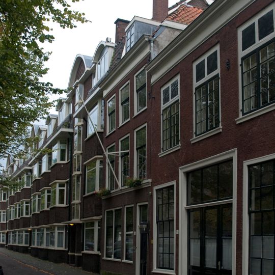 Pand met gevel met rechte kroonlijst