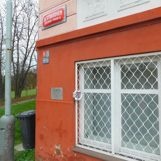 Pamětní deska Josefa Justycha na domě Za Strahovem 431/19 na Břevnově