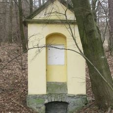 Kaplička u pramene poblíž Pnětlucké hájovny