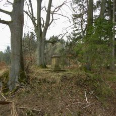 Podstavec ve Svojanově na okraji lesa