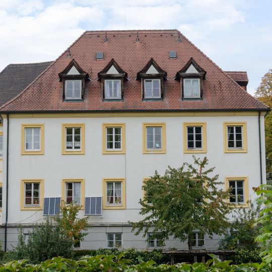 Ehemalige Stiftskurie, dann Haus zum Greifen und Oblei Nova Domus, später Lorbershof, dann Knabenrettungsanstalt, heute St. Josephsheim und Kinderhort
