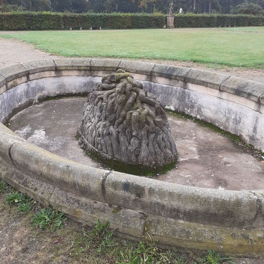 Kašna v zámecké zahradě v Liběchově