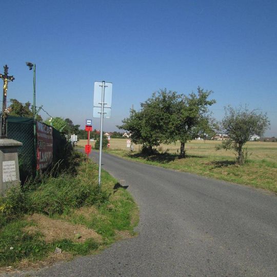 Kříž na okraji Modletic u zemědělského areálu