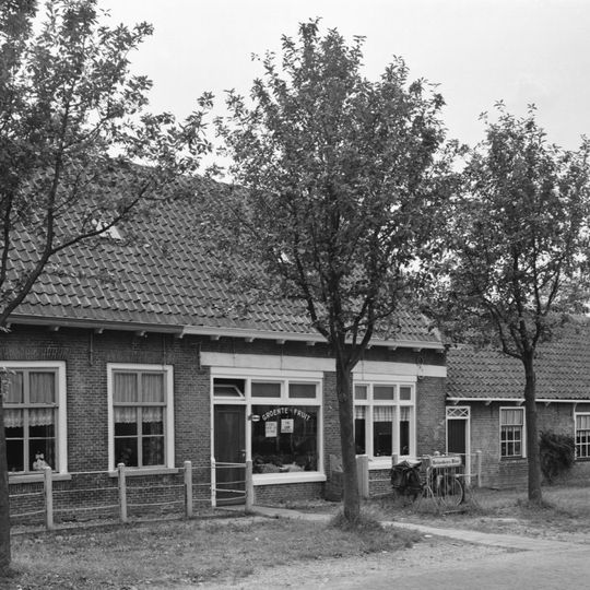 Dwarshuis, met 9-ruits schuifvensters met aansluitend schuurtje