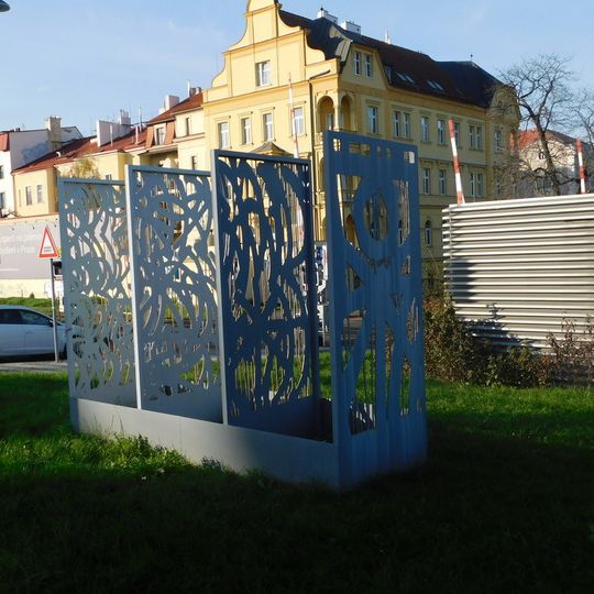 Plastika v ulici Milady Horákové v Bubenči