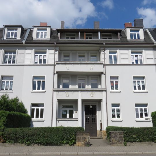 Mietshaus in geschlossener Bebauung , mit Vorgarten Zöblitzer Straße 6