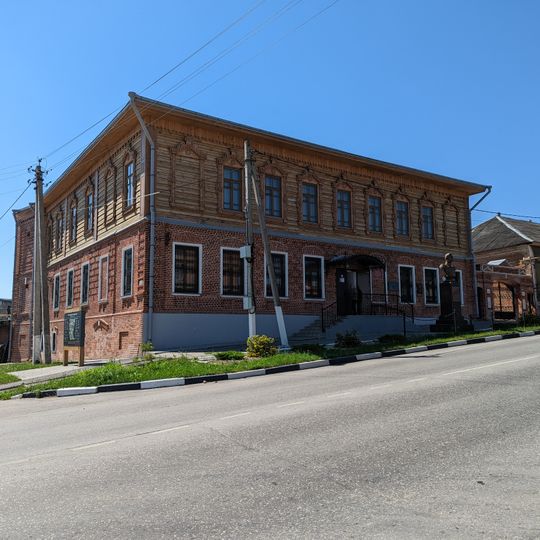 Жилой дом с воротами