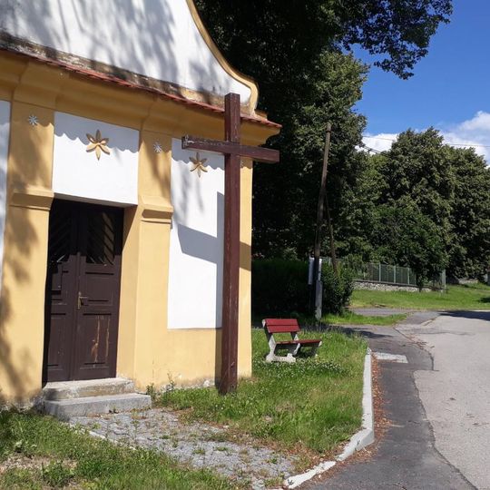 Kříž u kaple ve Velechvíně