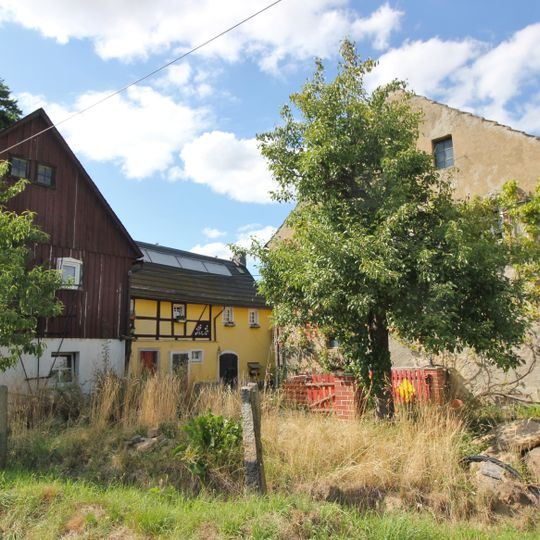 Wohnhaus, Wohnstallhaus und zwei Seitengebäude eines Vierseithofes sowie nördliche Kapelle Ringstraße 34
