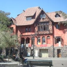 Plaza Camilo Mori, Cité Constitución N.º 135 y edificios adyacentes