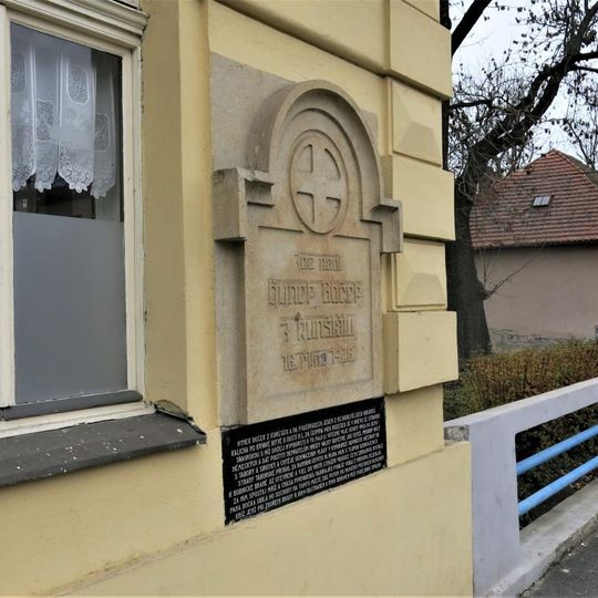 Pamětní deska Hynka Bočka z Kunštátu na domě Palackého 190/43 v Nymburku