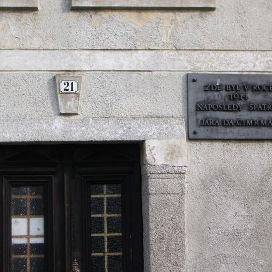 Pamětní deska Járy Cimrmana na domě 21 ve Ferdinandově