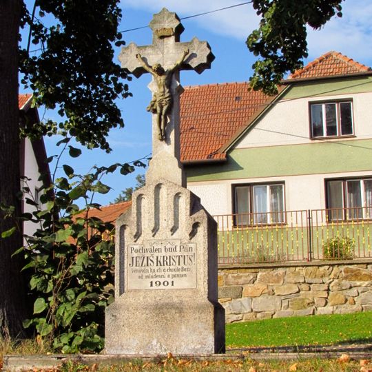 Kříž u památníku v Radošově