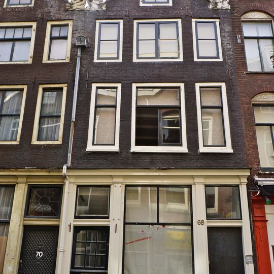 Boven- en benedenhuis van het type met een deur aan ieder uiteinde van de pui