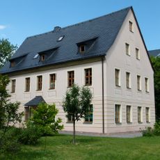 Wohnhaus und Seitengebäude eines Gehöfts sowie Pforte zum Kirchhof Kirchplatz 2