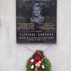 Pamětní deska Slávky Kampové u schodů z Plzeňské ulice ke Klimentce