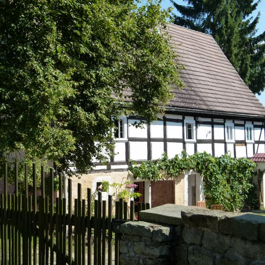 Zweiseithof mit Wohnhaus, Scheune und Hofmauer Pirnaer Straße 18