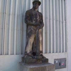 Socha technika vlevo od podjezdu na Předmostí v Ústí nad Labem