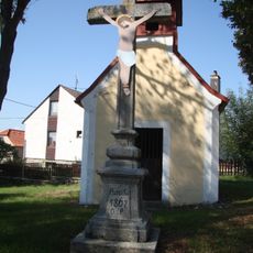 Kříž před kaplí v Pocoucově