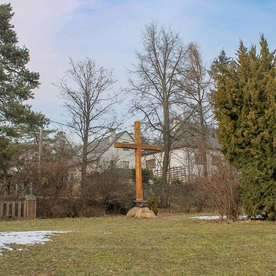 Dřevěný kříž v Zadním Újezdu před farmou