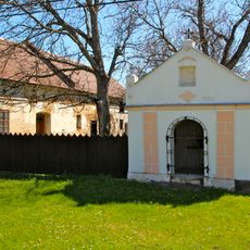 Kaplička v Hrozové střed obce I