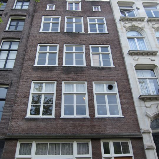 Huis, vanwege de zandstenen onderdelen van de gevelhals