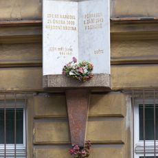 Pamětní deska Julia Fučíka na domě Duškova 1041/20 na Smíchově