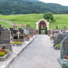 Friedhof mit Nischenbildstock in Wald