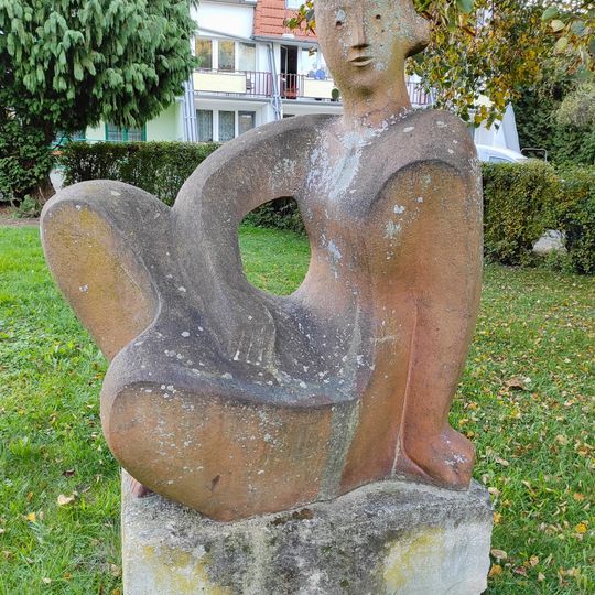 Socha u domu s pečovatelskou službou