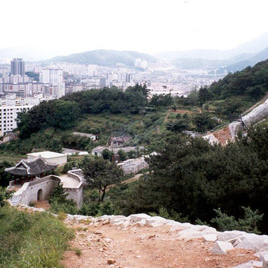 Dongnaeeupseong Fortress Site