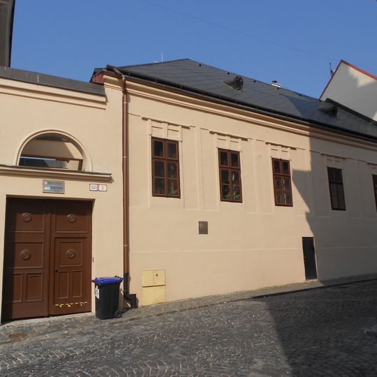 Dom s murovanou bránou