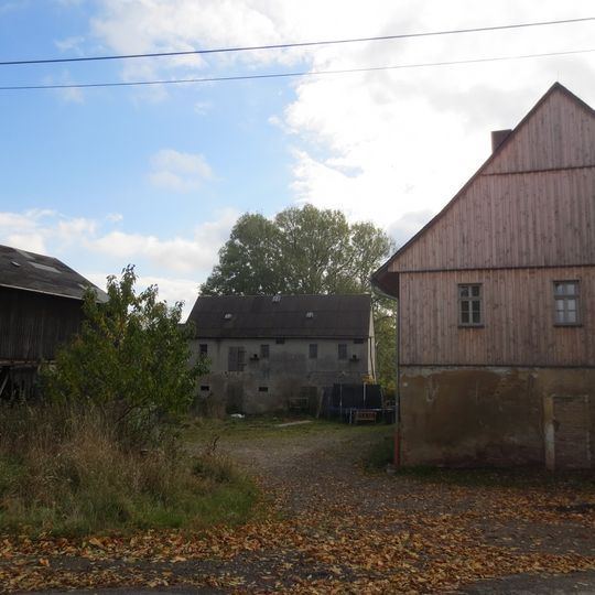 Dreiseithof mit Wohnhaus, Seitengebäude und Scheune Lichtenauer Straße 42