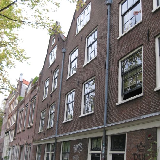 Pand met gevels onder klokvormige toppen met rollagen