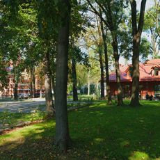 Park z aleją parkową i otoczeniem