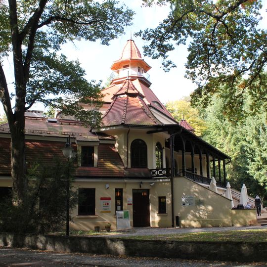 Dawne kasyno z ogrodem