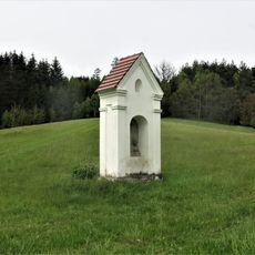 Kaplička u polní cesty severně od Velenic